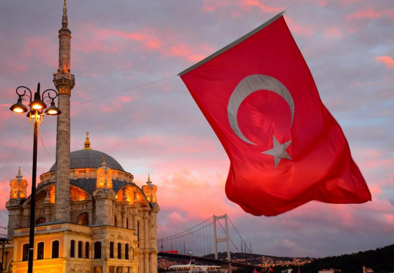 首都イスタンブールに翻るトルコ国旗